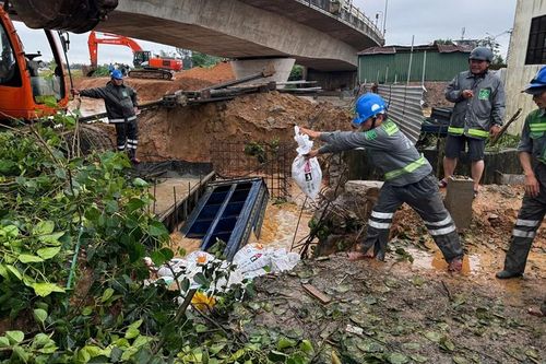 Dồn cát vào bao, ngăn không cho nước từ sông chảy ngược vào đô thị Quảng Ngãi