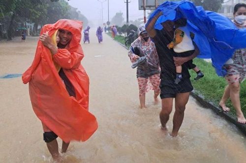 Người dân Đà Nẵng sơ tán tránh lũ