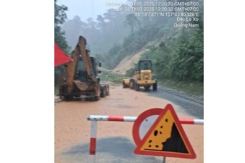 Huy động toàn lực bảo vệ giao thông miền trung giữa mưa lũ dữ