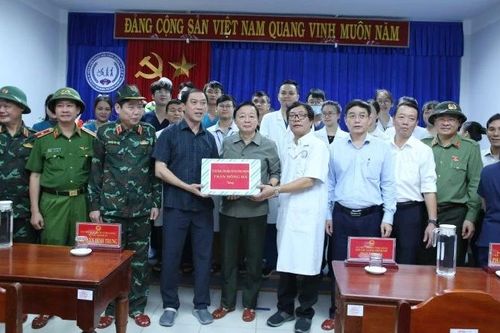 Phó Thủ tướng Trần Hồng Hà thăm bệnh nhân bị ảnh hưởng do lũ lụt tại Huế