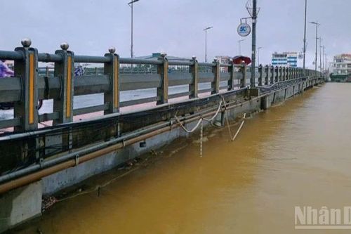 Quảng Ngãi: Nước lũ dâng chạm dầm, cấm cầu Châu Ổ để bảo đảm an toàn