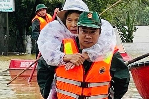 Lực lượng vũ trang xuyên đêm giúp nhân dân Đà Nẵng di dời đến nơi an toàn