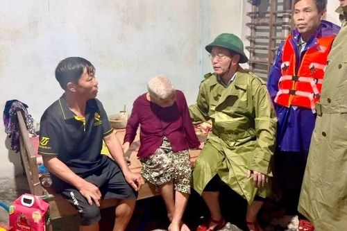 Huế: Lãnh đạo thành phố vượt lũ đến thăm hỏi, tặng quà các hộ dân vùng ngập lụt nặng