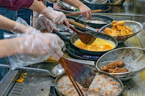 Huế: Bên trong bếp ăn ủng hộ nghìn suất cơm mỗi ngày cho đồng bào nơi ngập lụt