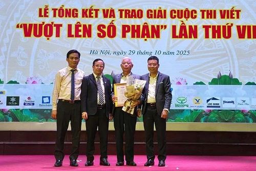 Chuyện về người mẹ cao 1m19 giành Giải Đặc biệt Cuộc thi viết 'Vượt lên số phận'