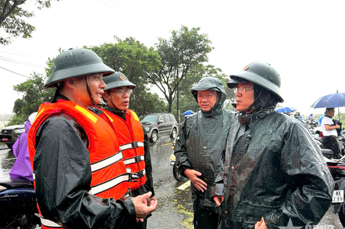 Trong gian khổ càng thương đồng bào