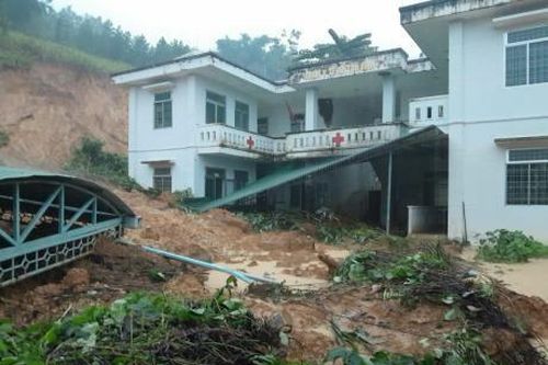 Trạm y tế bị sạt lở trong đêm, nhân viên thoát hiểm trong gang tấc