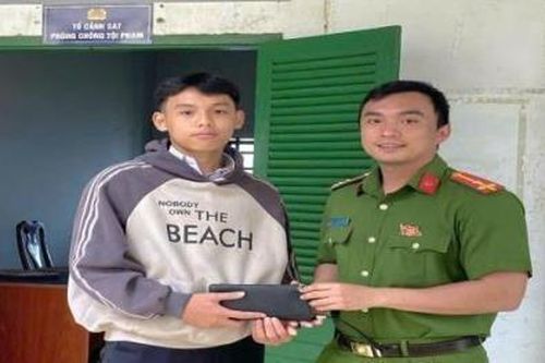 Công an xã Đức Lập trao trả tài sản cho người dân đánh rơi