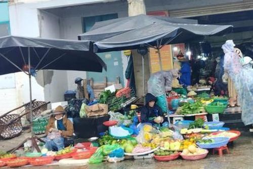 Đi chợ ngày mưa…