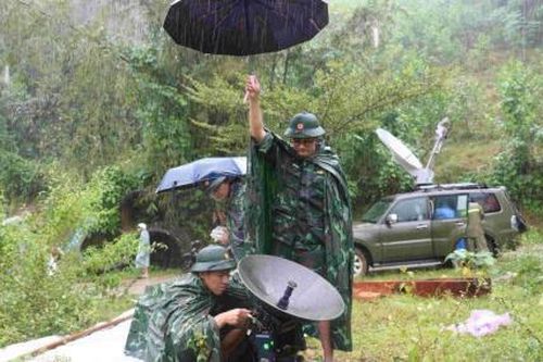 Lắp trạm thu – phát sóng dã chiến phục vụ thông tin chỉ huy ứng cứu vùng bị mưa lũ cô lập