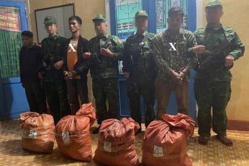 Bắt 2 người vận chuyển thuốc nổ qua biên giới