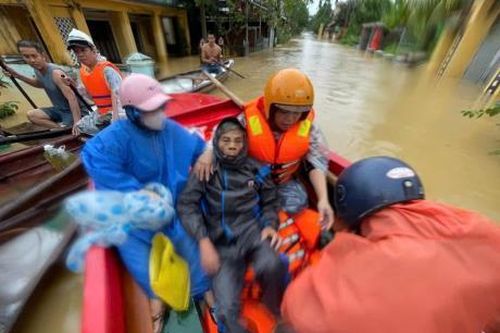 Công an xã Hòa Tiến cứu hộ người dân vùng xung yếu mưa lũ