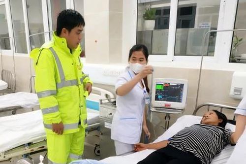 Một sản phụ sinh khó được Cảnh sát giao thông vượt mưa lũ đưa đến bệnh viện cấp cứu
