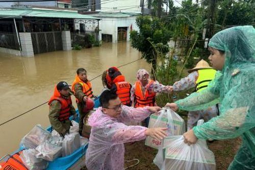 Thanh tra Công an TP Đà Nẵng chung tay tiếp sức bà con vùng cô lập do mưa lũ
