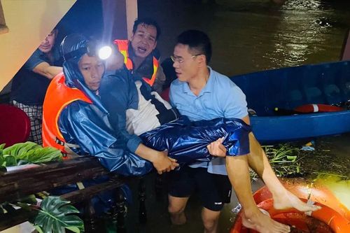 Kịp thời ứng cứu 2 người dân bị lũ cuốn trôi ở Huế