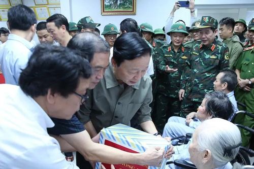 Phó Thủ tướng Trần Hồng Hà thăm hỏi bệnh nhân vùng lũ TP Huế