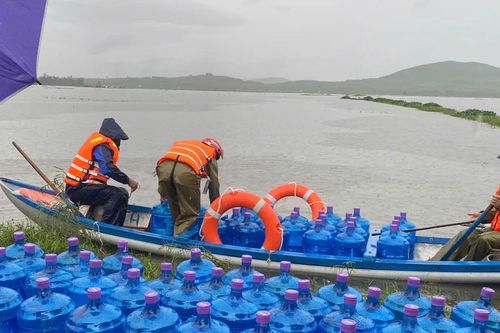 Quảng Ngãi: Hỗ trợ nước sạch cho người dân vùng cô lập do ngập lụt