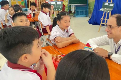 Bộ GD-ĐT đề nghị triển khai dạy học môn tiếng Anh bắt buộc từ lớp 1