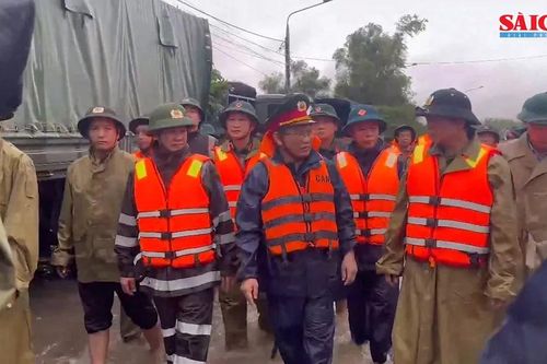 Phó Thủ tướng Trần Hồng Hà thăm, động viên người dân vùng ngập lụt