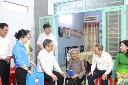 Lãnh đạo TPHCM thăm, tặng quà người có công tiêu biểu