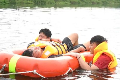 Cảnh sát dầm mình dưới nước 'giành lại sự sống' cho nạn nhân trong diễn tập cứu hộ