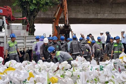 Quảng Ngãi: Hàng trăm người dùng bao cát chặn nước sông Trà Khúc tràn vào kênh Sông Đào