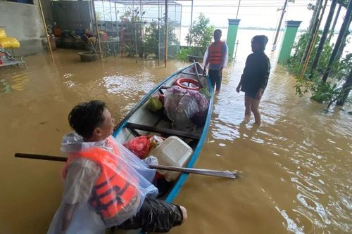 Người dân Đà Nẵng sống chật vật giữa vùng lũ