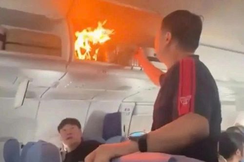 Pin dự phòng bốc cháy trên máy bay khiến hành khách hoảng hốt