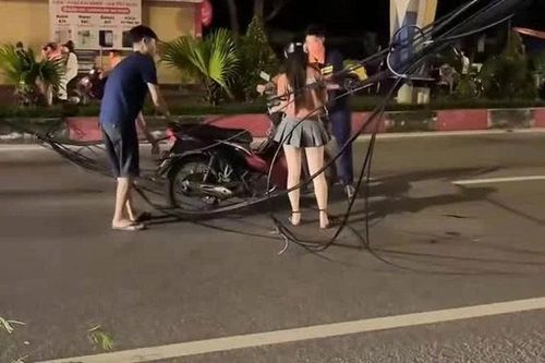 Cô gái đi xe máy vướng vào chùm dây cáp điện rơi giữa đường