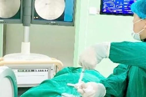 Bơm xi măng sinh học cho cụ bà 98 tuổi bị xẹp đốt sống tránh bị liệt