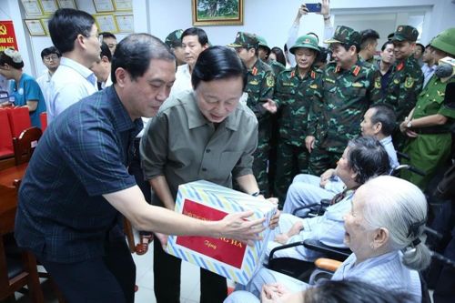 Phó Thủ tướng Trần Hồng Hà thăm, động viên Bệnh viện Phục hồi chức năng Huế