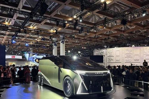 Lexus LS 'biến hình' thành xe minivan hạng sang 6 bánh