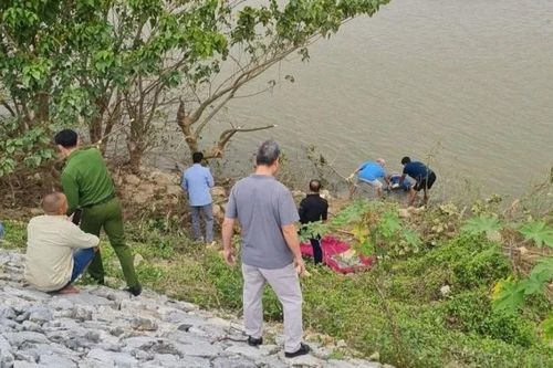 Công an Bắc Ninh truy tìm thân nhân nam giới tử vong trên sông Thương