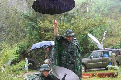 Lắp Trạm thu - phát sóng dã chiến tại vùng bị mưa lũ cô lập ở Đà Nẵng
