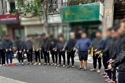 Tạm giữ 12 đối tượng chửi bới, đuổi chém nhau trên phố Hà Nội