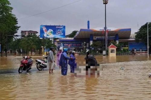 Sản phụ đẻ rơi con giữa dòng nước lũ ở TP Huế