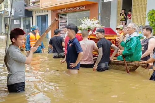Chiếc ghe nhỏ chứa 'tấm lòng lớn' của người đàn ông 70 tuổi giữa lũ dữ