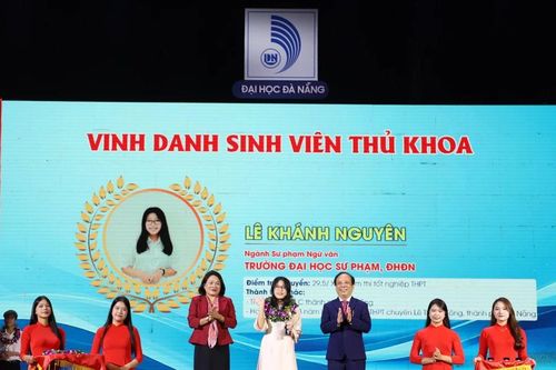 Đại học Đà Nẵng: Vinh danh Thủ khoa, tỏa thơm hoa học tốt