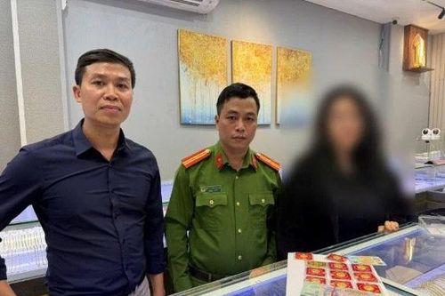 Công an 'rởm' lừa nữ sinh mang vàng đi bán