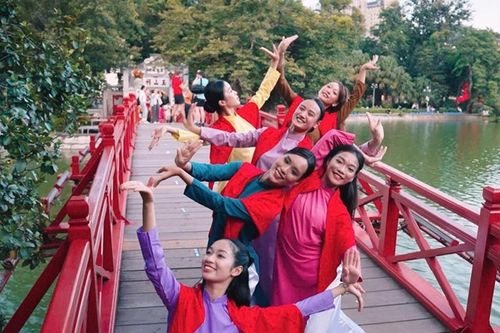 Khởi động Tuần lễ Múa Việt Nam 2025 với vũ điệu 'Tay trong tay'