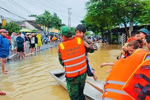 Quân khu 5 điều phương tiện đặc chủng ứng cứu người dân, nối lại liên lạc giữa vùng ngập lụt
