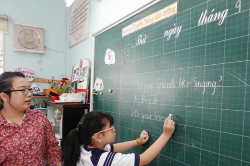 Sẽ triển khai dạy học môn tiếng Anh bắt buộc từ lớp 1