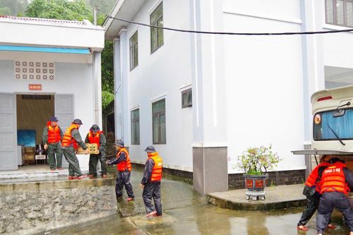 Miền Trung: Bộ đội Hải quân cùng dân vượt lũ