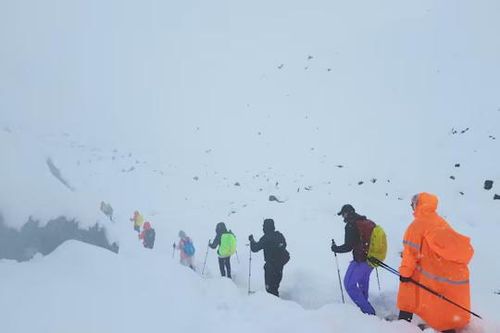 Tuyết rơi dày bất thường, khu vực đỉnh Everest ngừng đón khách
