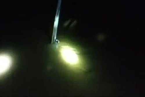 Thót tim cảnh người đàn ông ôm cột điện kêu cứu giữa dòng lũ đêm
