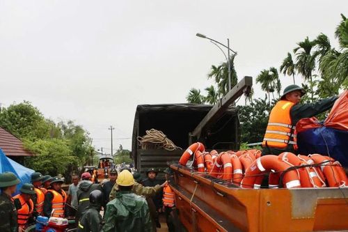 Quân khu 5 điều phương tiện đặc chủng vượt lũ ứng cứu người dân vùng ngập sâu