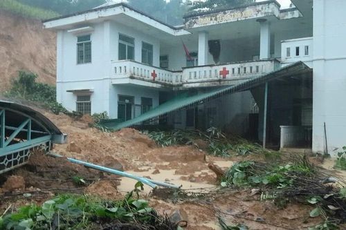 Đất núi đổ ập xuống trạm y tế, nhân viên trực kịp chạy thoát