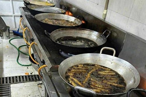 Dầu rán đen ngòm, thịt ôi thiu vào trường học: Bao giờ mới chấm dứt?