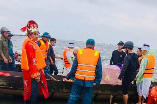 Xót xa đưa tang trong mùa lũ lớn ở Quảng Trị