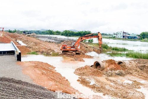 Lo đường công vụ dự án thành 'đập nhân tạo', Gia Lai yêu cầu khẩn trương tháo dỡ